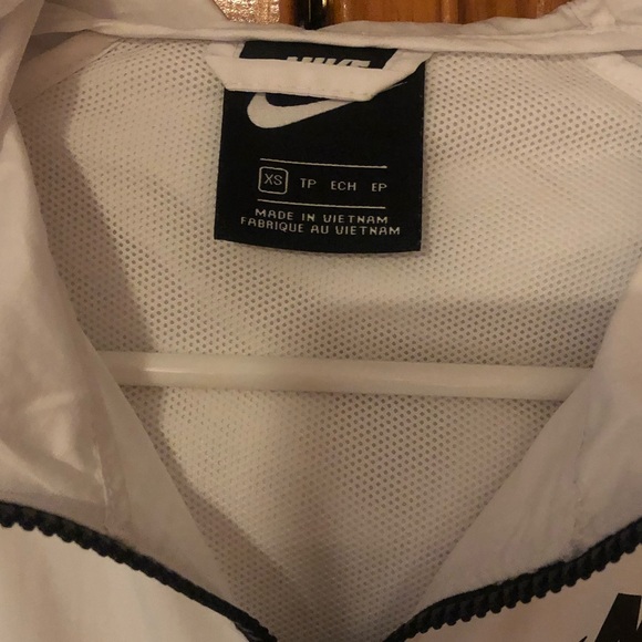 Women’s Black/White Woven Nike Windbreaker - Picture 4 of 5